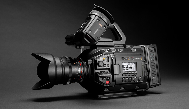 Vidéo 4K_Caméra de cinéma Une caméra blackmagic cinema filmant des vidéos 4K