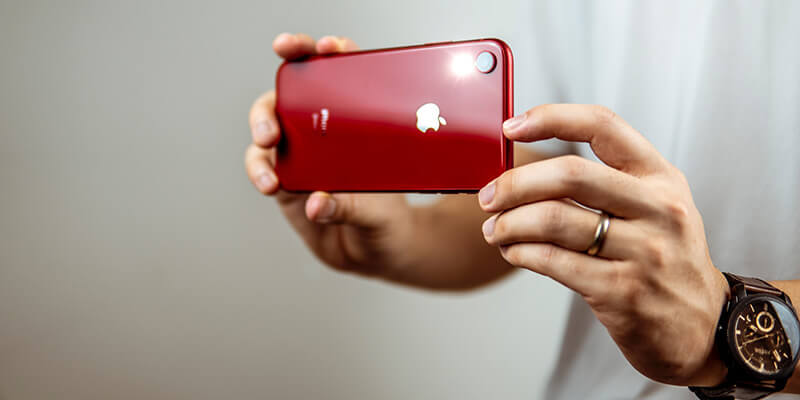 Vidéo 4K_smartphone Filmer des vidéos 4K sur un iPhone rouge