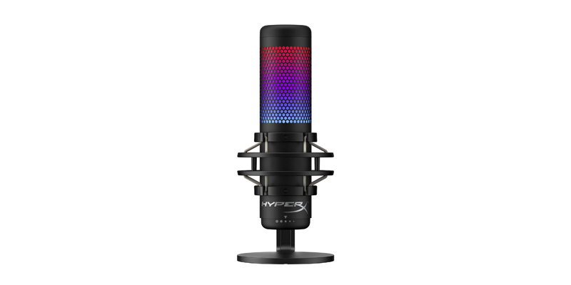 meilleurs microphones_hyperx Les gens dans un café utilisent le wi-fi public.