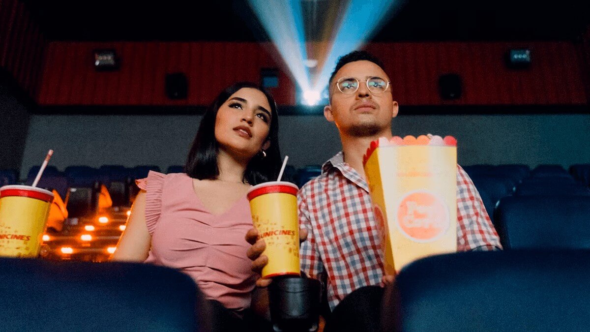 Un couple d'hommes et de femmes regarde un film dans une salle de cinéma