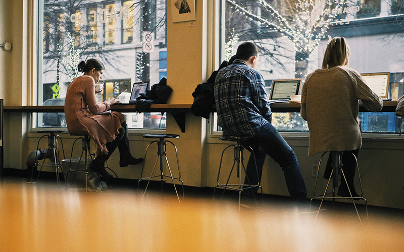 vol de données_café Les gens dans un café utilisent le wi-fi public.