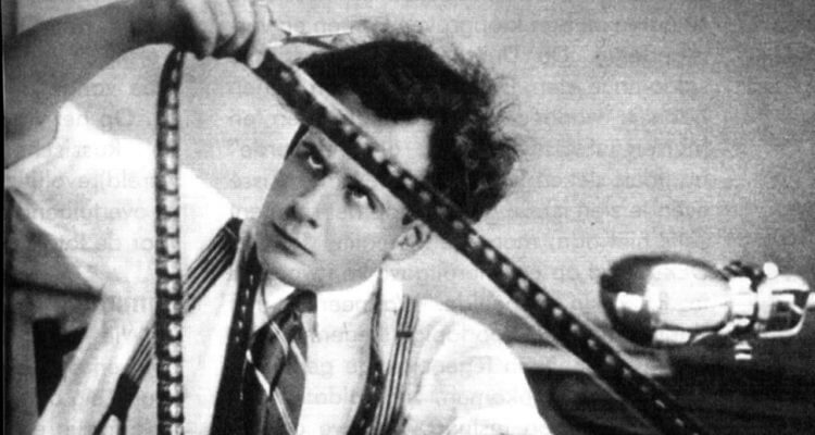 évolution-de-la-vidéo-édition-sergei-eisenstein Sergei Eisenstein regarde une bande de film lors du montage vidéo