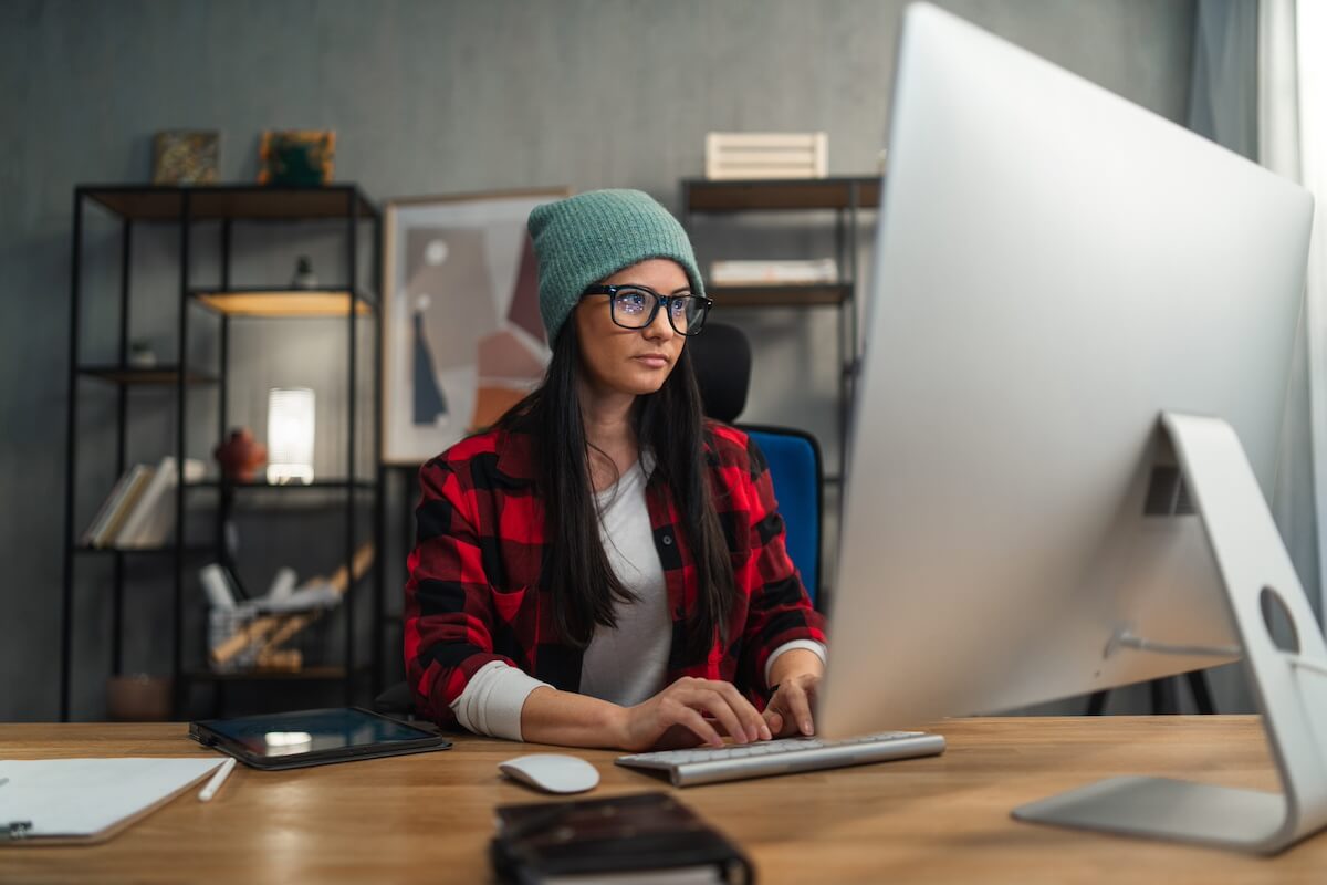 Une monteuse vidéo travaille à l'intérieur dans un studio de création. Image de remplacement