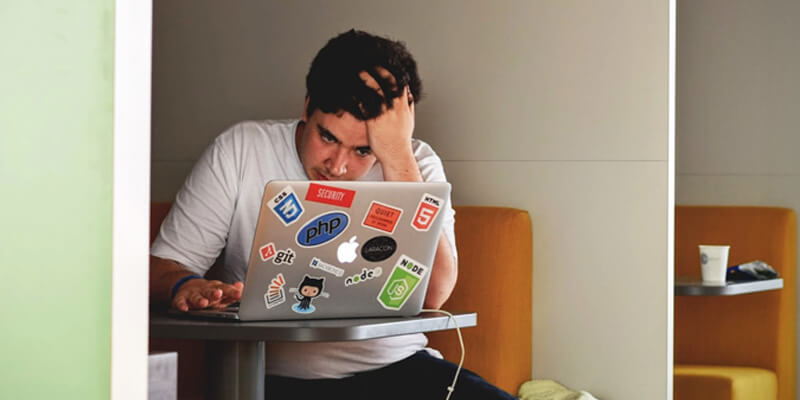 gb vs gib_homme confus Un homme frustré regarde son ordinateur portable