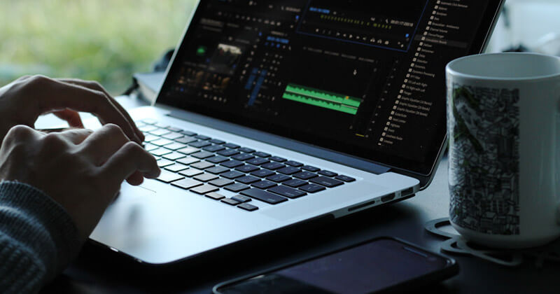 Comment déterminer la taille d'un fichier audio - forme d'onde Un monteur vidéo travaille sur une forme d'onde audio dans Adobe Premiere Pro.