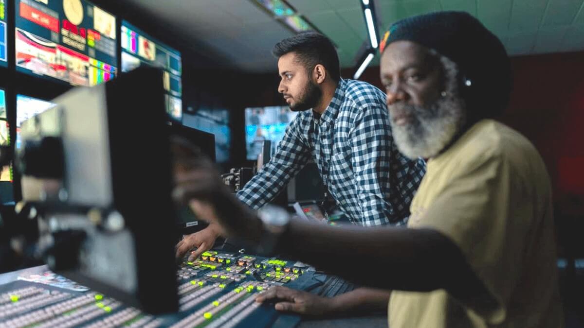 les ingénieurs vidéo surveillent une émission en direct
