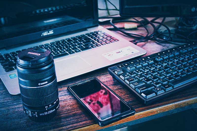 MASV-iconik-media-devices-image Un homme parle à ses collègues lors d'une réunion virtuelle