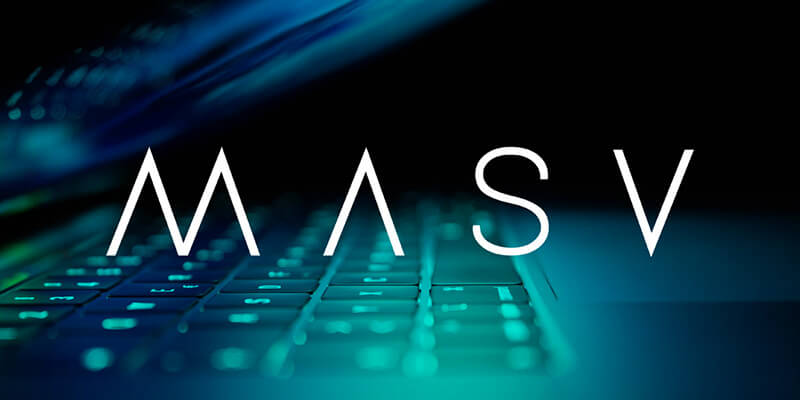 masv-laptop-open-graph Un ordinateur portable à moitié fermé avec le logo MASV affiché dessus