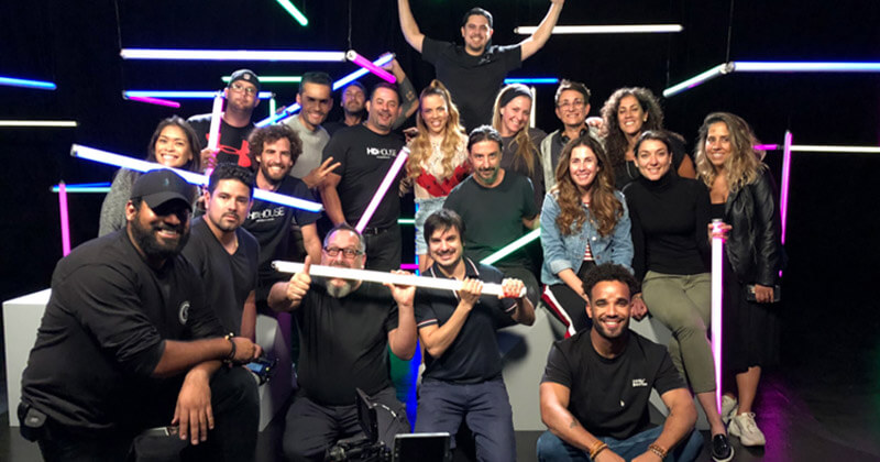El equipo de Thunder4 Productions en el plató con luces multicolores