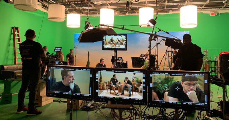 El equipo de Thunder4 Productions en el plató con la pantalla verde y el equipo de iluminación