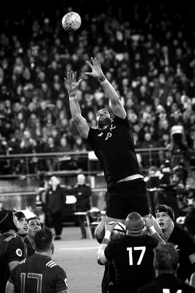 Joueur de rugby cherchant à attraper le ballon