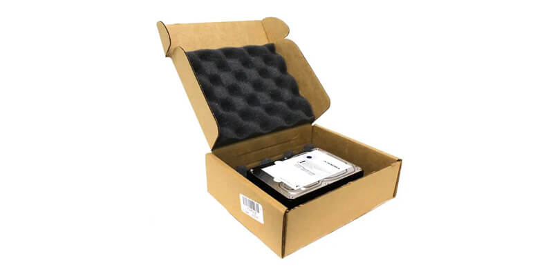 expédier le disque dur_boîte d'expédition Une boîte en carton avec une doublure en mousse pour l'expédition des disques durs.