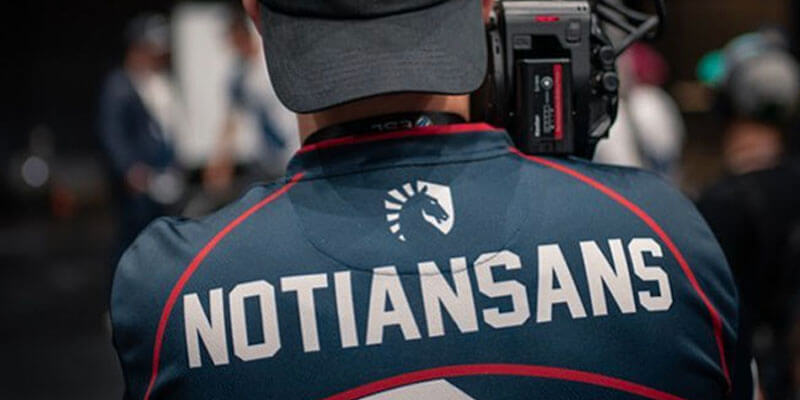 Ian Sansavera porte un maillot personnalisé de l'équipe Liquid.
