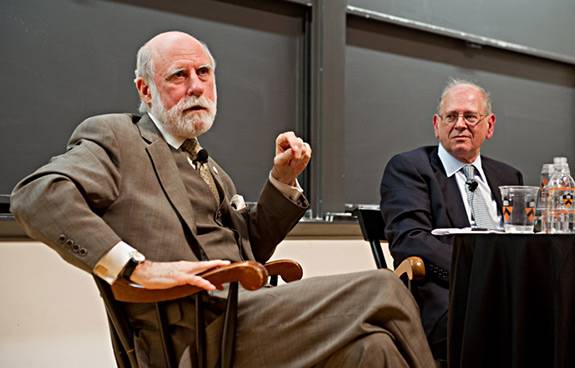 transfert de fichiers vidéo_cerf khan Photo de Vincent Cerf et Robert Kahn prenant la parole à l'université de Princeton