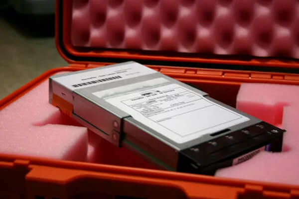 transfert de fichiers vidéo_DCP Un boîtier de cinéma numérique utilisé pour le transfert de fichiers vidéo est placé dans une valise Pélican avec un rembourrage en mousse rouge.