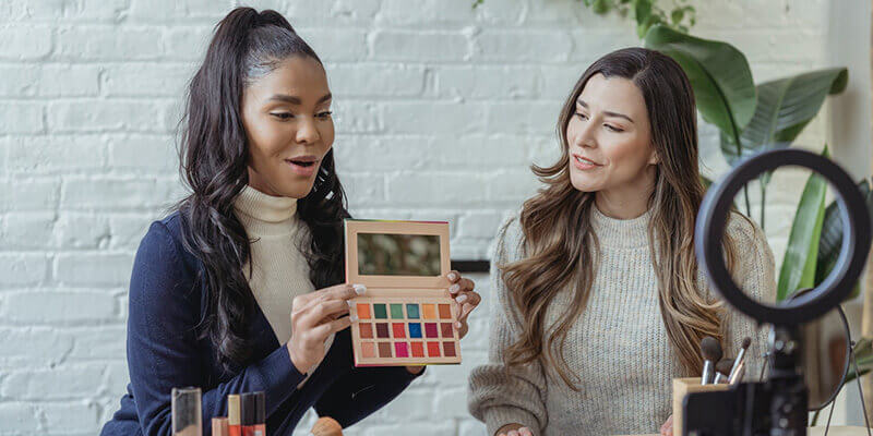 vidéo-marketing-beauté-influencers Les influenceurs beauté testent une palette de couleurs devant la caméra.
