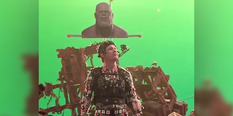Production virtuelle-josh-brolin Josh Brolin porte une extension de tête Thanos sur le plateau de tournage.