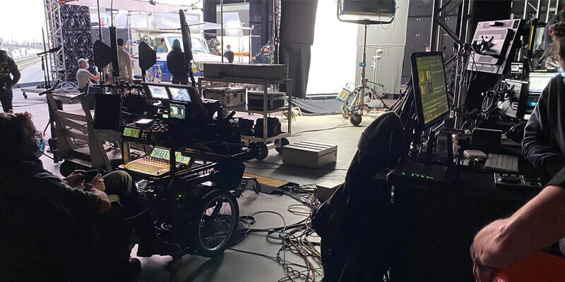 Technologie de production virtuelle Une équipe technique de production virtuelle en coulisses