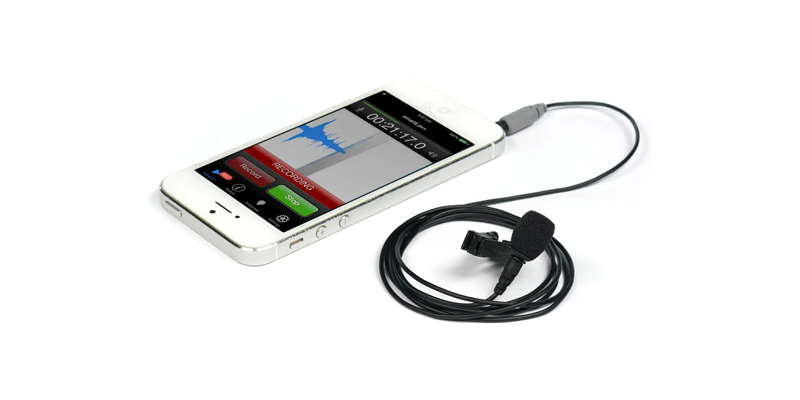 meilleurs microphones_smartlav Les gens dans un café utilisent le wi-fi public.